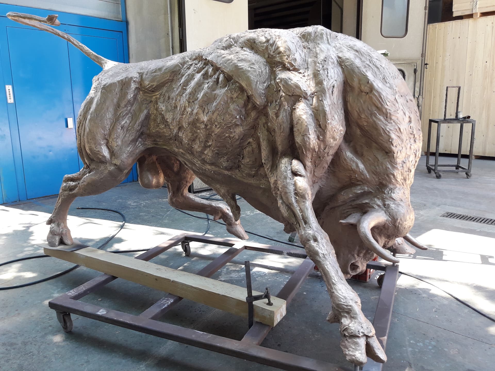 bronze-bull-custom-sculptures-large-life-size-statuette-for-sale03